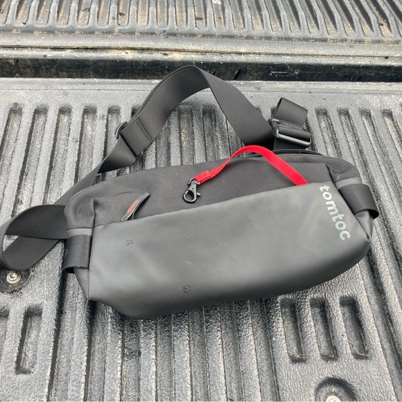 Tomtoc 3L Sling (Black) - Picture 1 of 5
